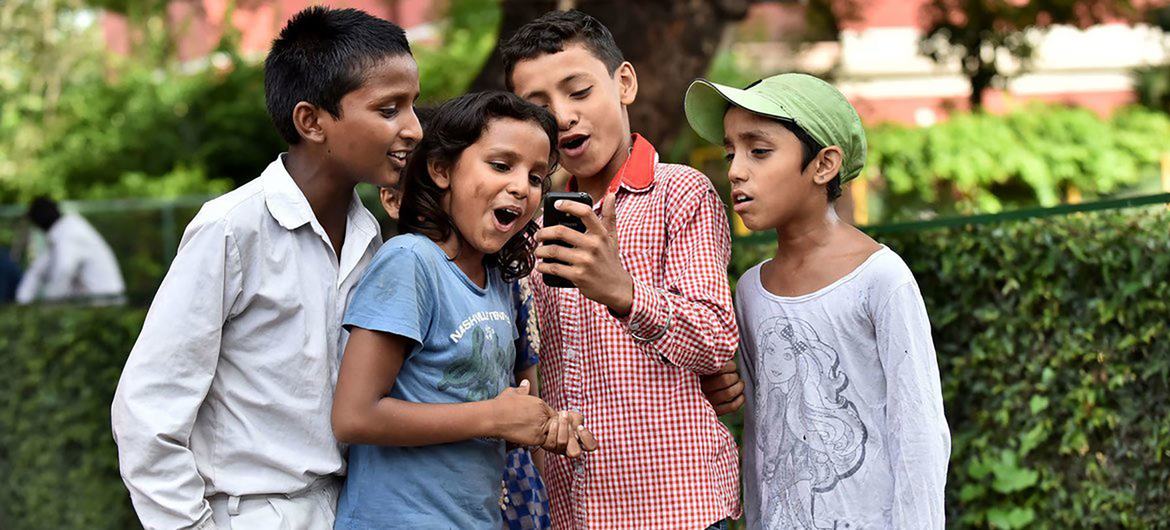 在印度德里的圣哥伦巴学校，孩子们在使用手机。