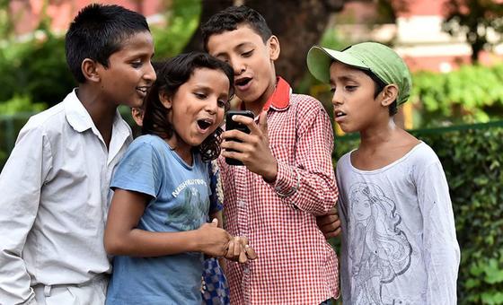 在印度德里的圣哥伦巴学校，孩子们在使用手机。