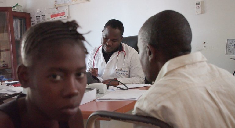 El doctor Santinho Carvalho escucha a un paciente con VIH en el Hospital Macomia, Cabo Delgado, Mozambique