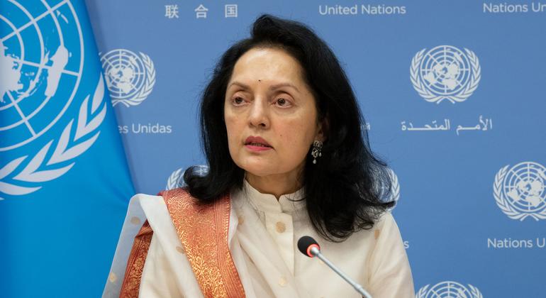 La embajadora india Ruchira Kamboj, presidenta del Comité contra el Terrorismo del Consejo de Seguridad de la ONU, informa a los periodistas en una rueda de prensa.