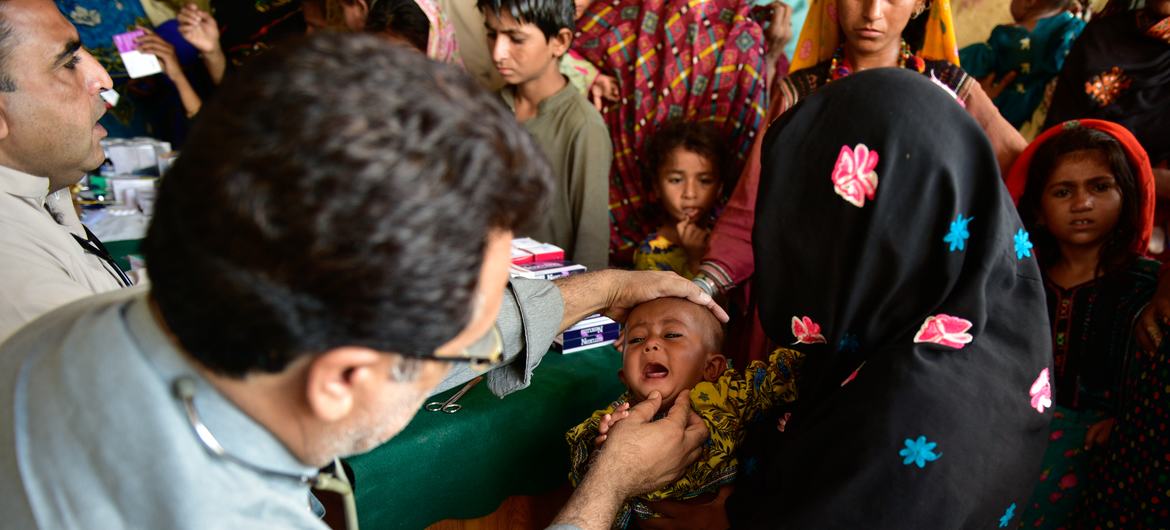 الأطفال المتضررون من الفيضانات في باكستان يخضعون لفحص طبي.
