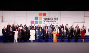 Los líderes mundiales que participan en el Cuarta Conferencia de Financiación al Desarrollo posan para la llamada "foto de familia". 
