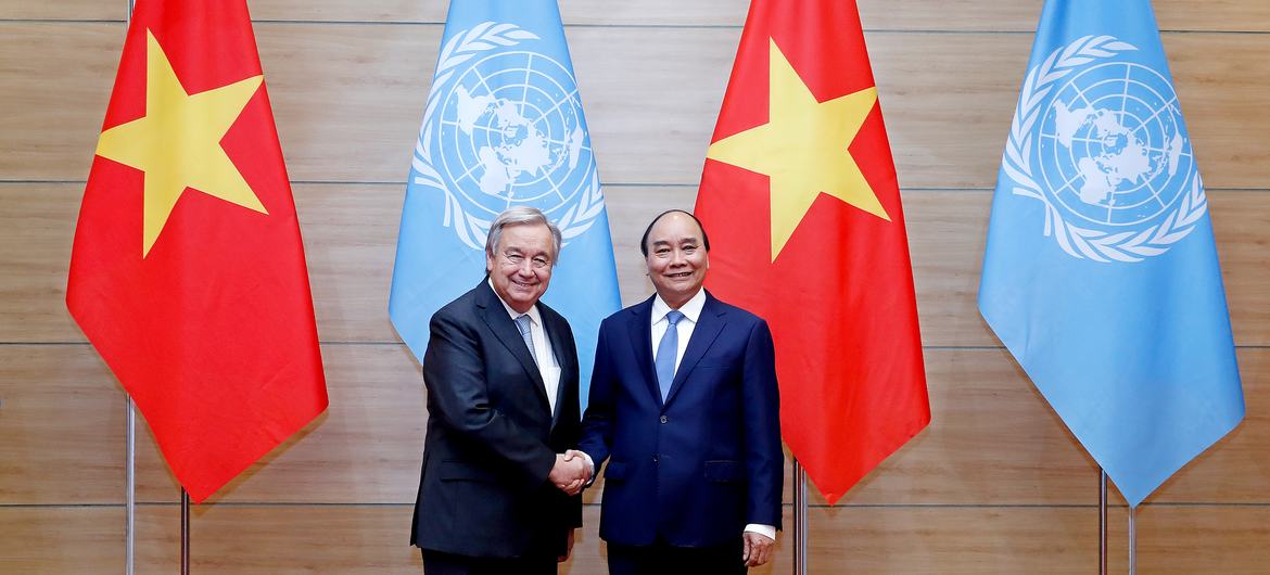 Secretary-General António Guterres (left) meets with Nguyen Xuan Phuc, State President of the Socialist Republic of Viet Nam.