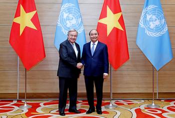 Le Secrétaire général de l'ONU António Guterres (à gauche) avec Nguyen Xuan Phuc, Président d'Etat du Viet Nam.