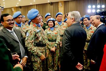 El Secretario Generalk António Guterresk y el presidente de Vietnam, Nguyen Xuan Phuc (primero a la derecha) conversan con cascos azules vietnamitas en una ceremonio para conmemorar el 45 aniversario del ingreso del país a la ONU.
