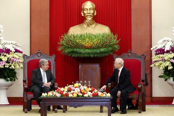  Katibu Mkuu António Guterres (kushoto) amekutana na Nguyen Phu Trong, Katibu Mkuu wa Chama cha Kikomunisti, huko Hanoi, Viet Nam.