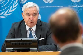 Federico Villegas, President of the Human Rights Council, briefs reporters at UN Headquarters.