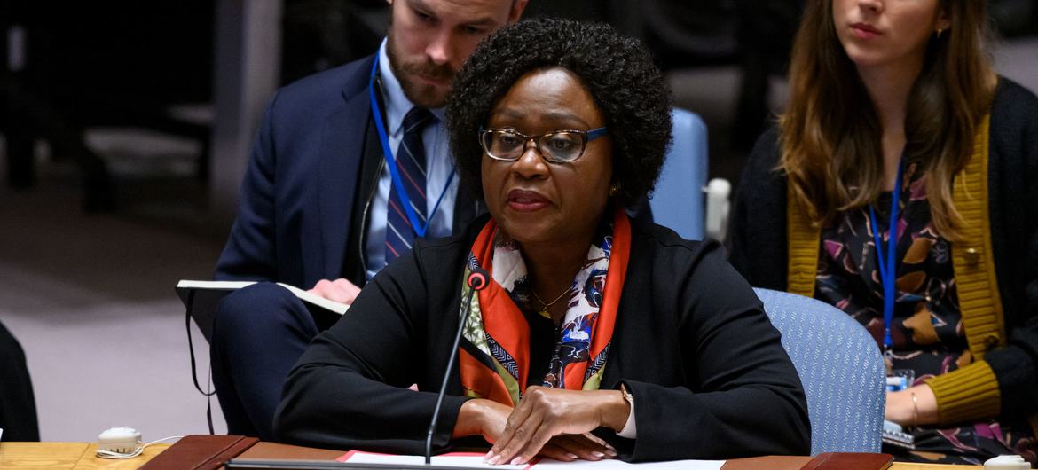 Siyasi ve Barışı İnşa İşleri ve Barış Operasyonları Departmanlarında Afrika Genel Sekreter Yardımcısı Martha Ama Akyaa Pobee, Güvenlik Konseyi toplantısını Afrika'da barış ve güvenlik konusunda bilgilendiriyor. 