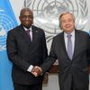 O Secretário-Geral da ONU, António Guterres, aperta a mão de Téte António, Ministro das Relações Exteriores de Angola, numa reunião formal.