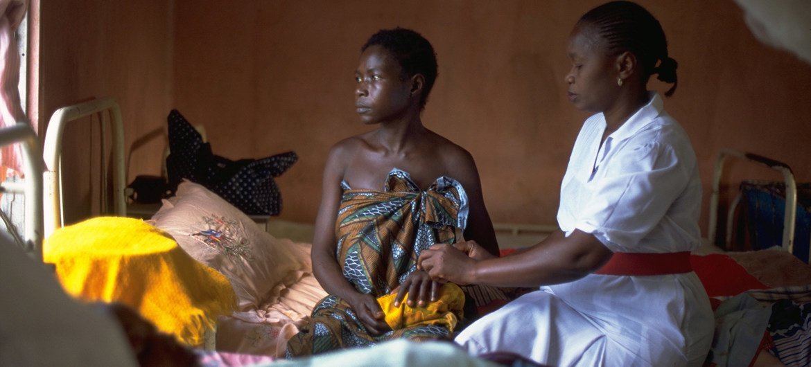 Kadiatu Sama, qui n'a reçu aucun soin prénatal et dont l'enfant est mort-né, est réconfortée par une femme infirmière dans la maternité de l'hôpital gouvernemental en Sierra Leone. Près de 2 millions de bébés sont mort-nés chaque année.