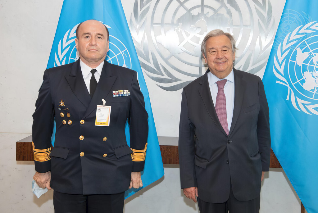 El contraalmirante argentino Guillermo Ríos y el secretario general de la ONU, António Guterres, juntos en un evento de las Naciones Unidas .