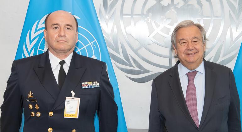 El contralmirante argentino Guillermo Ríos (izquierda), Jefe de Misión y Observadores del UNMOGIP, y el Secretario General de la ONU, António Guterres (derecha).