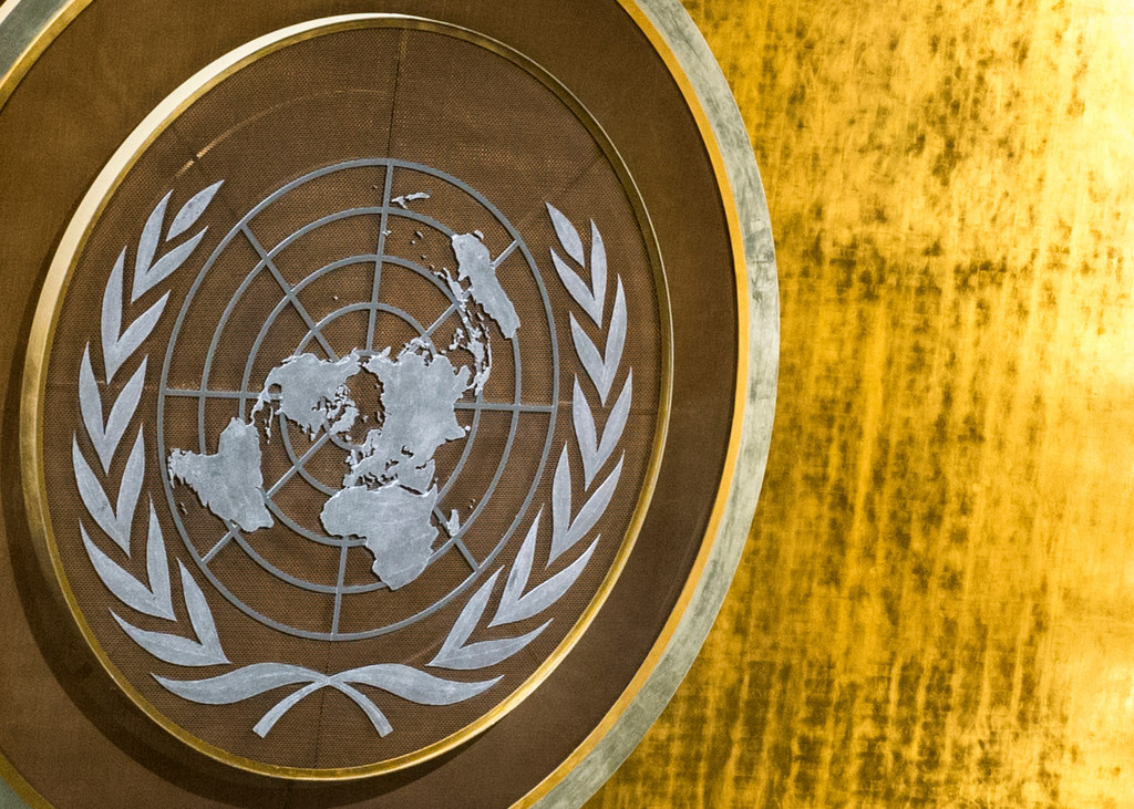 Vue de l'emblème des Nations Unies dans la salle de l'Assemblée générale.