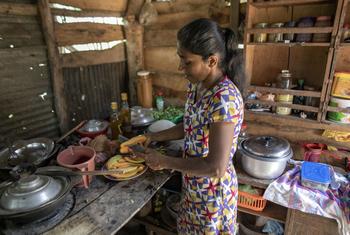 سري لانكا: امرأة تعد الطعام لأطفالها في مطبخها الصغير.