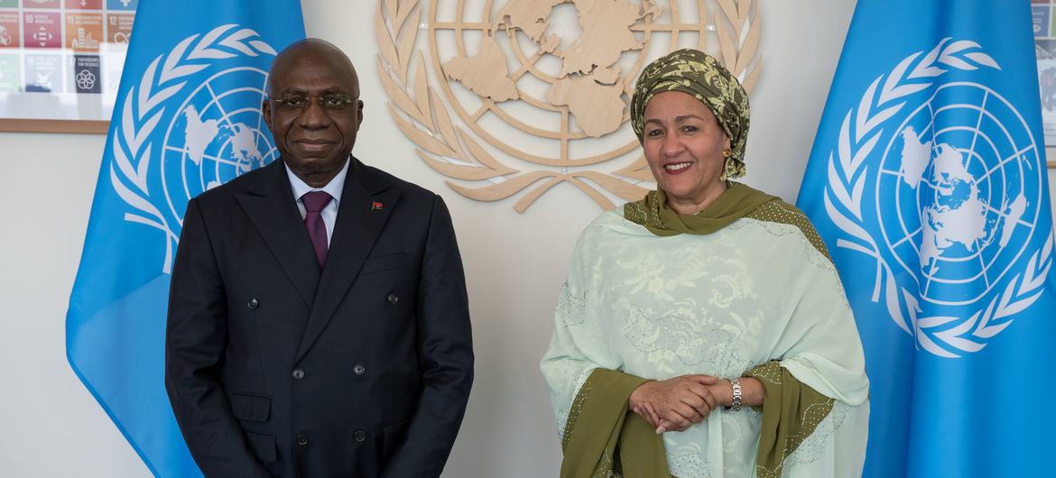 A secretária-geral adjunta, Amina Mohammed (à direita), reúne-se com Téte António, ministro das Relações Exteriores de Angola.