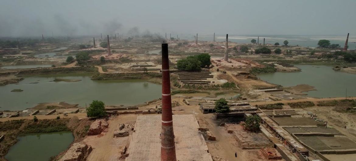 Mais de 47.000 olarias em 12 estados da Índia nas planícies indo-gangéticas são pontos quentes de poluição do ar.