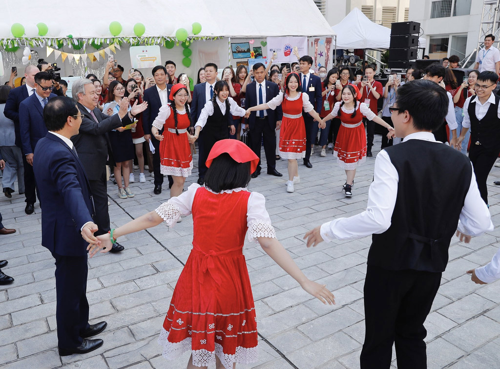 在越南外交学院，年轻学生用一支葡萄牙传统舞蹈欢迎秘书长古特雷斯的到来。