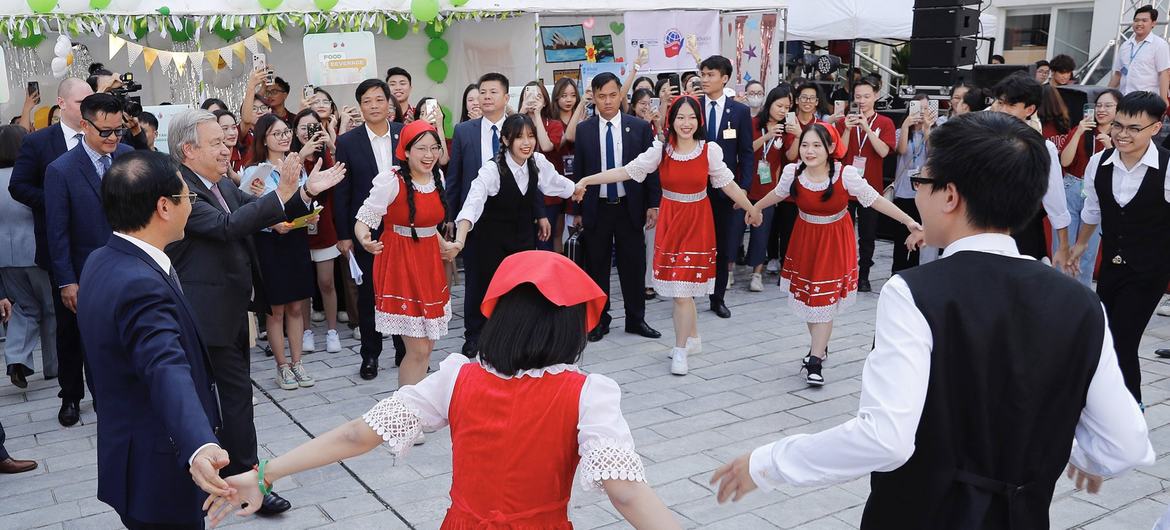 Генеральный секретарь ООН Антониу Гутерриш вместе с вьетнамской молодежью исполняет традиционный португальский танец в Академии дипломатии Вьетнама.
