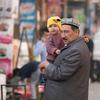 新疆喀什街头的父子。