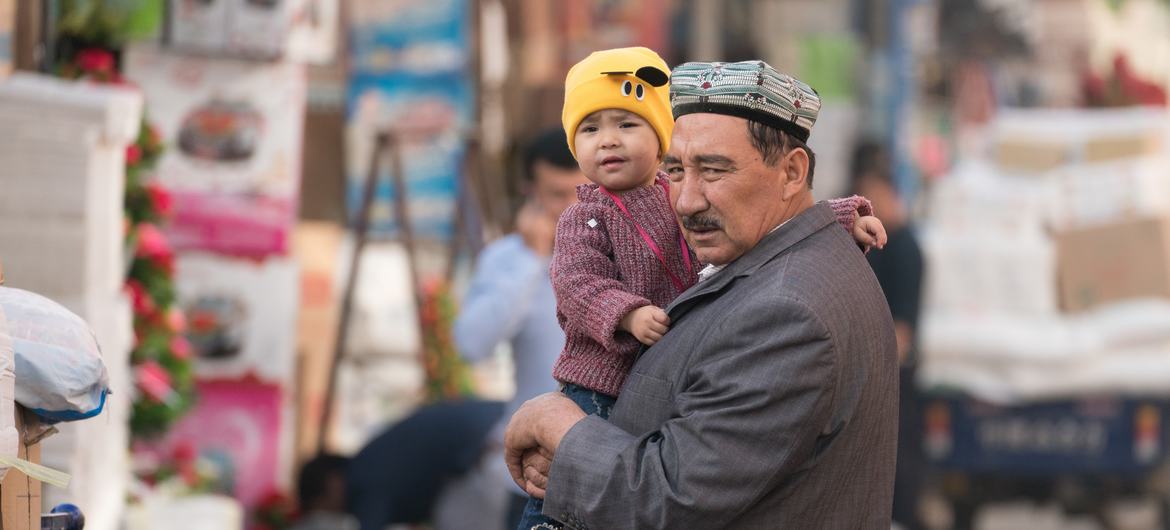 新疆喀什街头的父子。