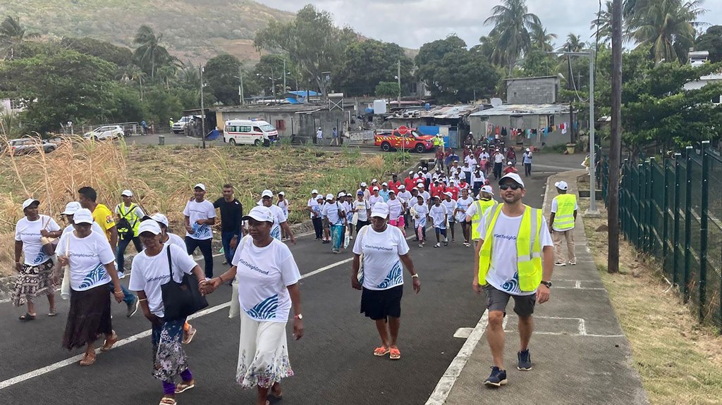 Wanajamii wa eneo hilo wanafanya mazoezi ya njia ya uokoaji wa tsunami nchini Mauritius.