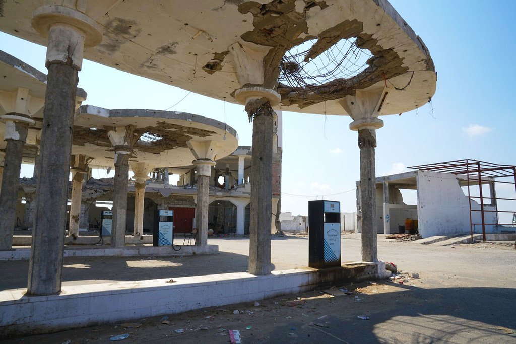  也门亚丁郊区的加油站被空袭摧毁。 （资料）