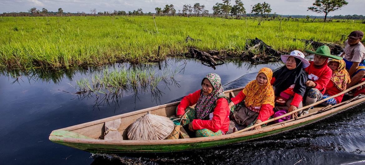 इण्डोनेशिया में एक नाव में लोगों की यात्रा