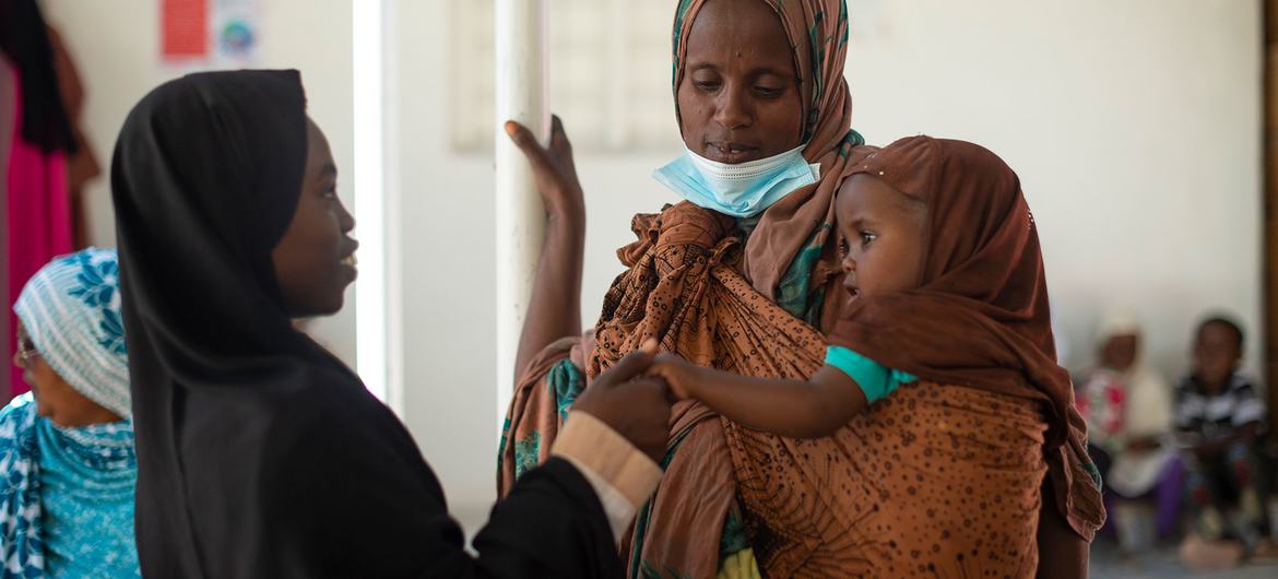 Une fille joue avec sa petite sœur dans un centre de santé maternelle et infantile à Hargeisa, au Somaliland. 