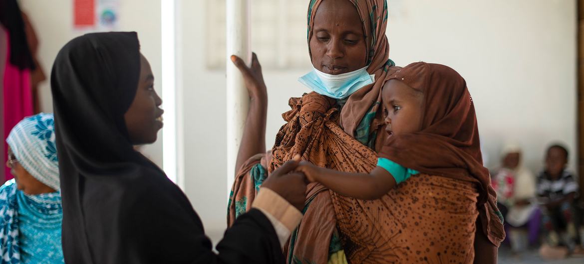 Msichana anacheza na mdogo wake wa kike katika kituo cha huduma ya afya ya watoto wa uzazi huko Hargeisa, Somaliland.