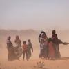 在埃塞俄比亚索马里地区沙尘暴中站立的妇女和儿童。