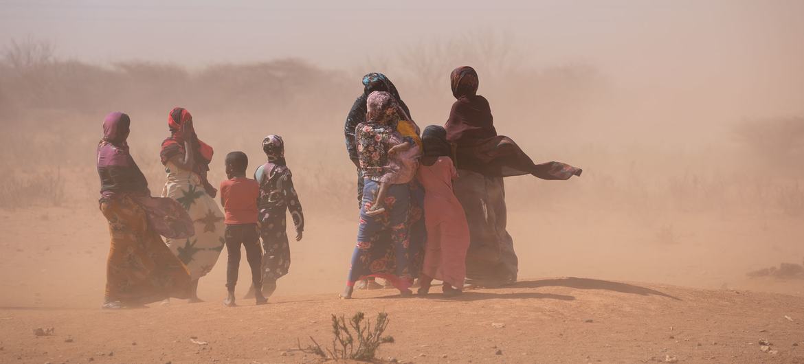 इथियोपिया के सोमाली क्षेत्र में रेतीले तूफ़ान में कुछ महिलाएँ और बच्चे.