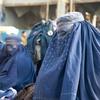 Mujeres veniendo sus pertenecencias en la provincia afgana de Balkh.