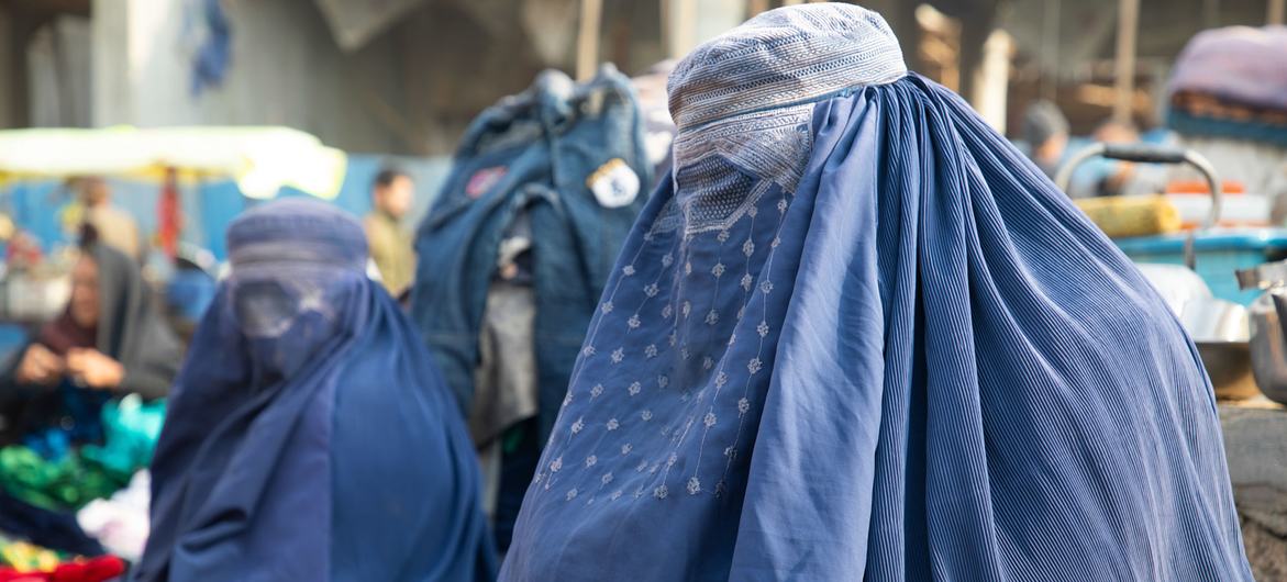 Des femmes dans un marché dans la province de Balkh en Afghanistan