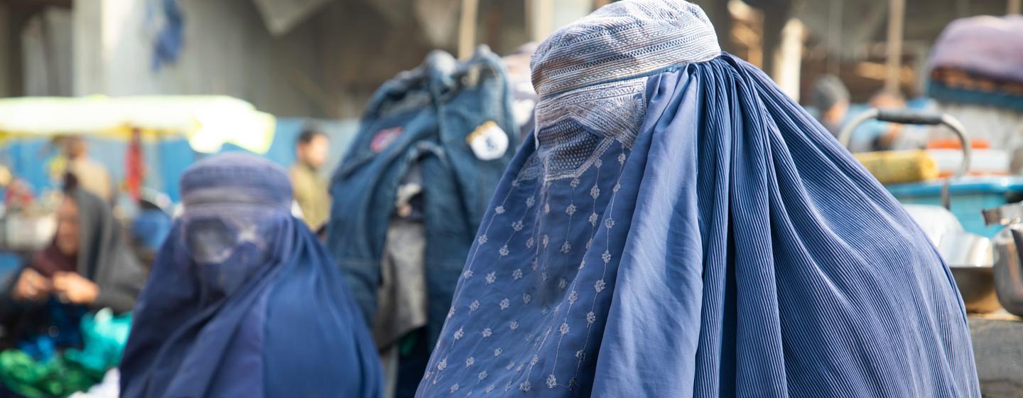 अफ़ग़ानिस्तान के बाल्ख़ प्रान्त में, एक बाज़ार में, महिलाएँ अपना सामान बेचते हुए.