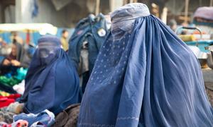 अफ़ग़ानिस्तान के बाल्ख़ प्रान्त में, एक बाज़ार में, महिलाएँ अपना सामान बेचते हुए.