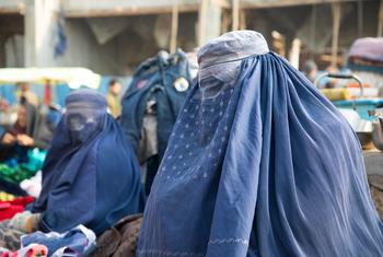 阿富汗巴尔赫省，一名妇女在市场上出售她们的财物。
