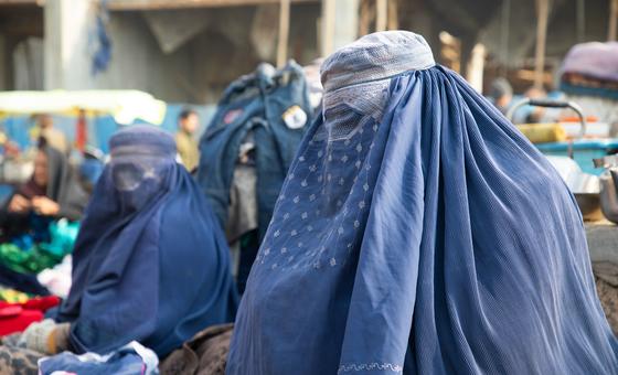 Las mujeres venden sus pertenencias en un mercado en la provincia de Balkh, Afganistán.