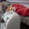 58岁的安东尼娜正在努力呼吸，她感染了新冠病毒并发高烧。 联合国儿童基金会向乌克兰提供的氧气浓缩器帮助她战胜了新冠。