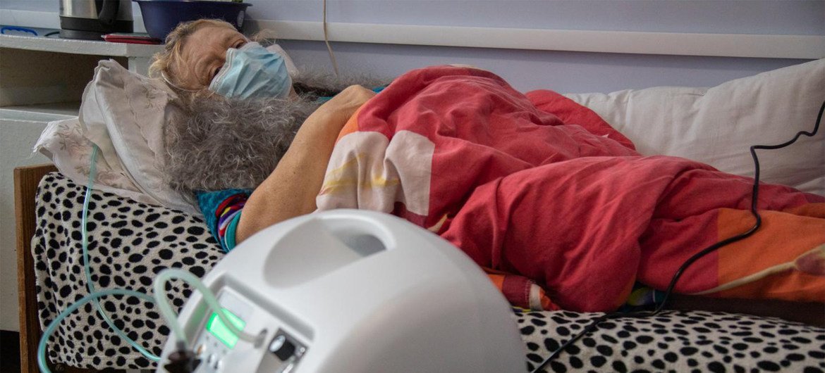 Antonina ,de 58 años, necesita oxigeno tras haber contraido el COVID-19 en Ucrania.