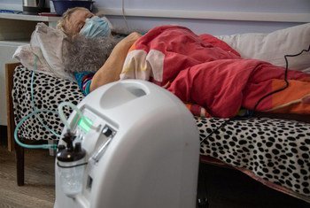 أنطونيا (58 عاما) تجد صعوبة في التنفس وتعاني من درجة حرارة مرتفعة بعد إصابتها بمرض كوفيد-19. وصول الأكسجين إلى أوكرانيا عن طريق اليونيسف ساعدها على مكافحة المرض.