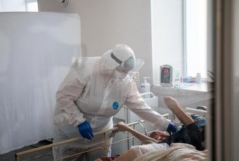 乌克兰的一名新冠患者正在接受治疗。