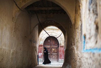 سيّدة تسير في البلدة القديمة في طرابس بليبيا.