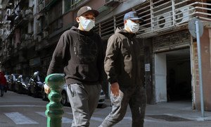 澳门街头，市民在新冠疫情期间戴着口罩。