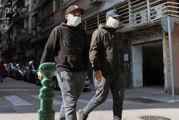 澳门街头，市民戴着口罩。截至3月17日，澳门累计报告12例确诊病例。10例本土感染病例均已康复出院。另外两例为境外输入病例，分别来自葡萄牙和西班牙。