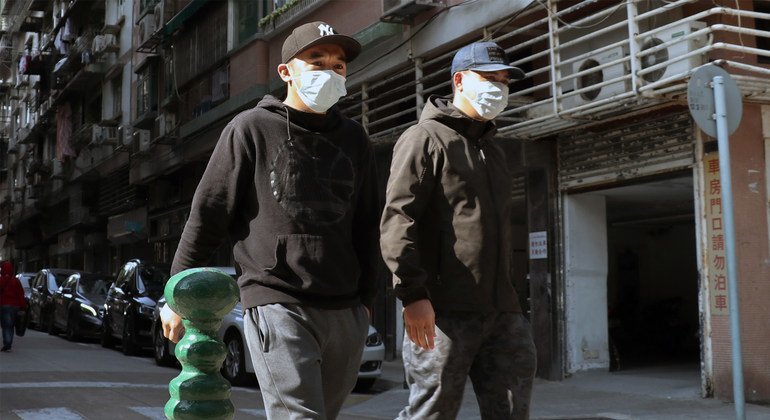 澳门街头，市民戴着口罩。截至2月29日，澳门共报告10例新冠肺炎确诊病例，其中8例治愈出院。