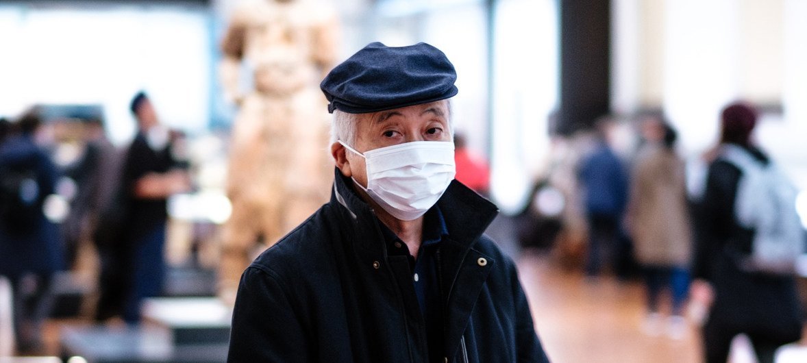 Un turista en el Museo Nacional de Tokyo lleva una mascarilla para protegerse del coronavirus. 