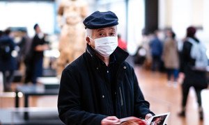 Un visiteur porte un masque au Musée national de Tokyo, au Japon. Le Japon a signalé 946 cas, dont des passagers du navire de croisière Diamond Princess, au 29 février, heure locale.