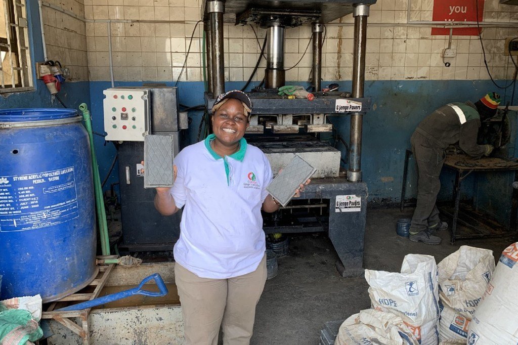 Nzambi Matee est ingénieur en matériaux et directeur de Gjenge Makers, qui produit des matériaux de construction durables et peu coûteux à partir de déchets plastiques recyclés et de sable.