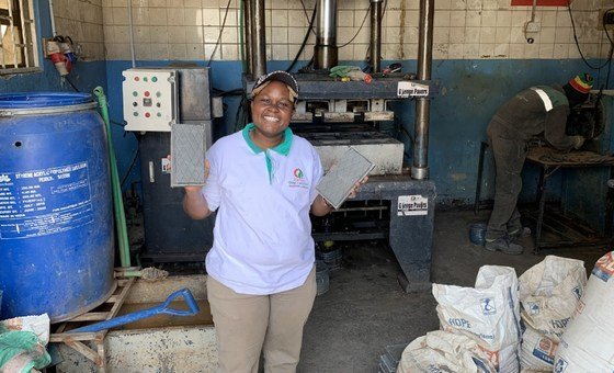 Nzambi Matee est ingénieur en matériaux et directeur de Gjenge Makers, qui produit des matériaux de construction durables à faible coût à base de déchets plastiques recyclés et de sable. 