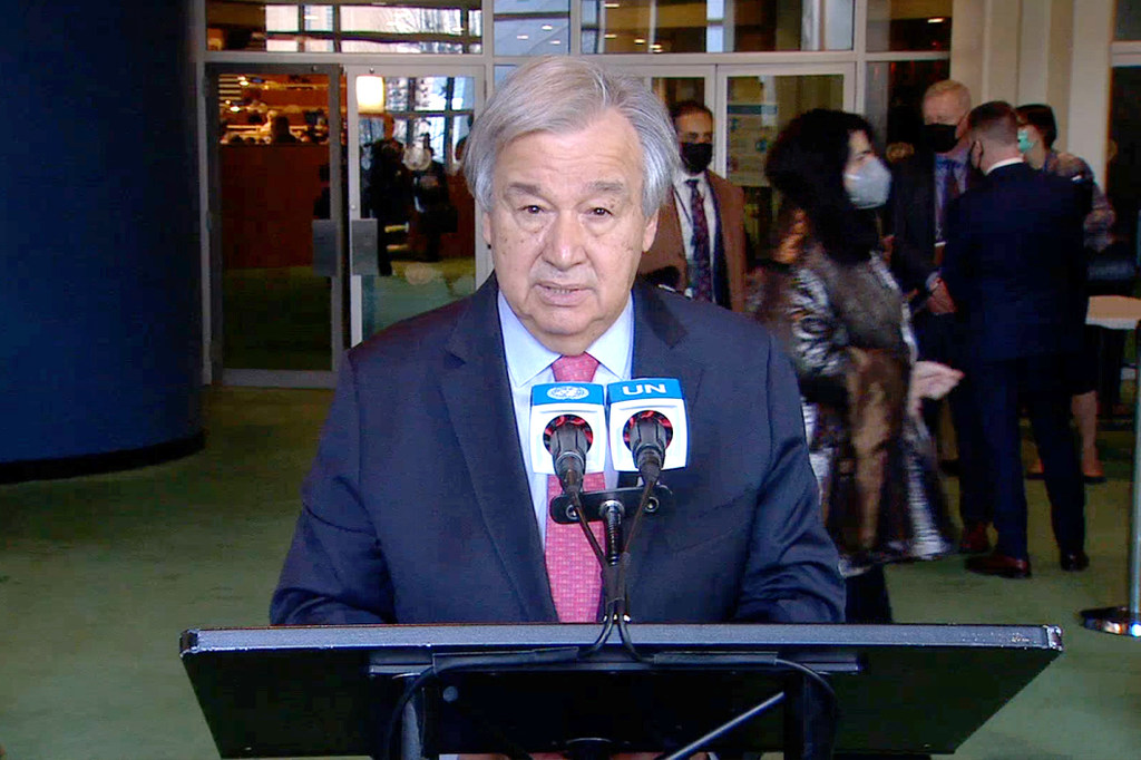 Katibu Mkuu wa UN Antonio Guterres akizungumza na waandishi wa habari baada ya mkutano wa Baraza Kuu la UN kuhusu  Ukraine